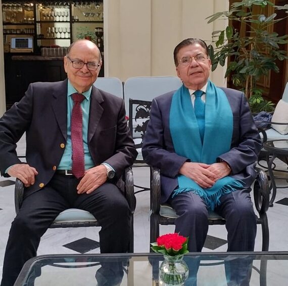 Maestro Raúl Gómez, presidente del Instituto de Ciencias y Humanidades (izq) con el Doctor Luis Miguel Martínez Anzures, presidente del INAP